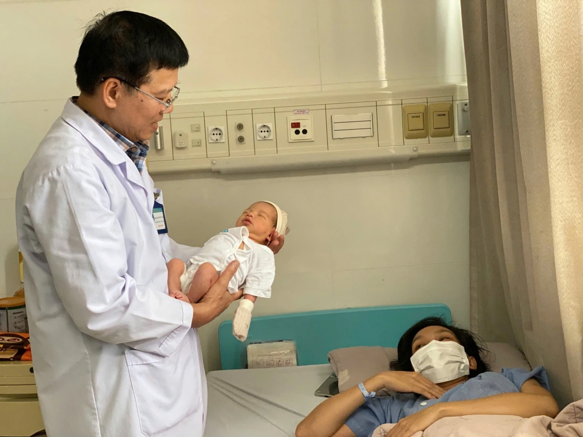 Thai phụ và bé gái sau sinh khoẻ mạnh sau ca mổ 
