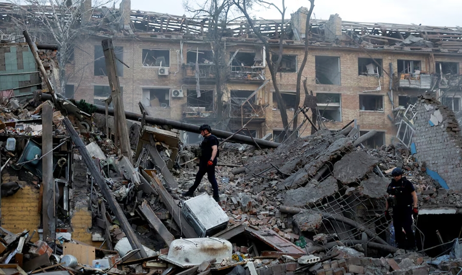 Tòa nhà đổ nát tại Kyiv, Ukraine sau khi bị trúng tên lửa đạn đạo của Nga. Ảnh: Reuters