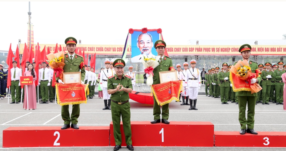 Ban tổ chức trao giải Nhất, Nhì, Ba toàn đoàn cho các đội thi. Ảnh: Quang An