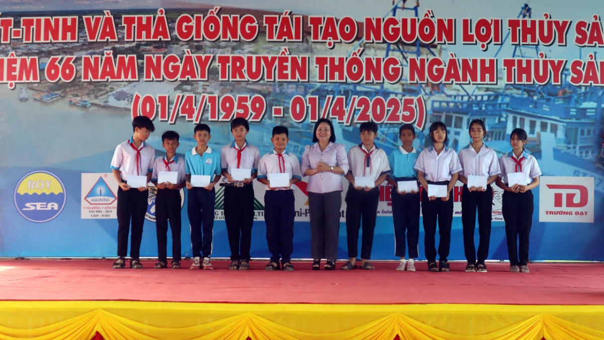 Trao học bổng cho học sinh nghèo, hoàn cảnh khó khăn