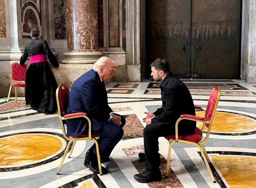 Tổng thống Mỹ Donal Trump gặp riêng Tổng thống Ukraine Volodymyr Zelensky bên lề lễ tang Giáo hoàng Francis tại Vatican, Rome. Ảnh: Reuters