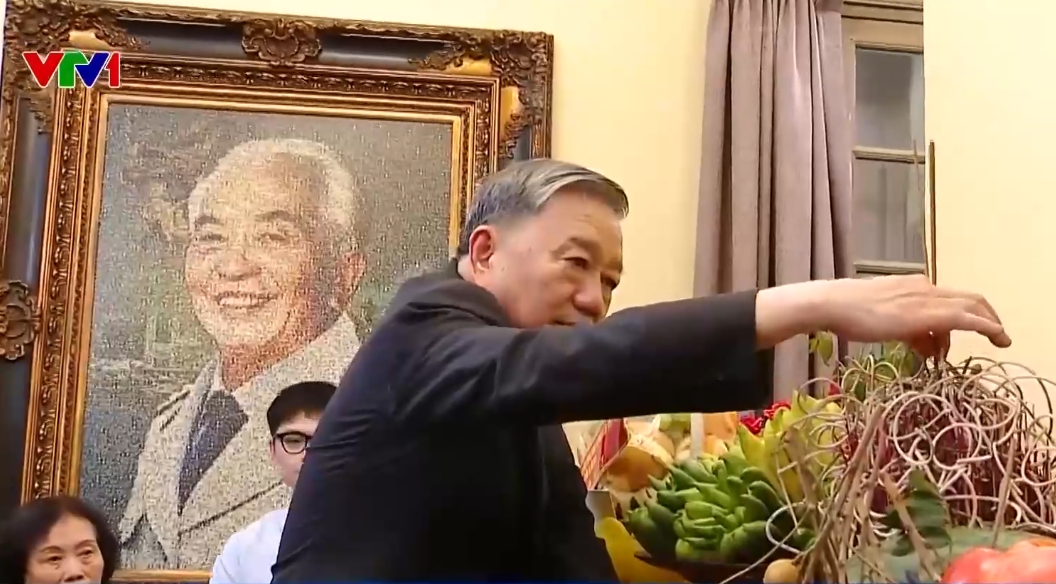 Tại nhà riêng Đại tướng Võ Nguyên Giáp ở 30 Hoàng Diệu, Hà Nội, Tổng Bí thư Tô Lâm đã dâng hương, dâng hoa, thành kính bày tỏ lòng tri ân sâu sắc đến Đại tướng Võ Nguyên Giáp. Ảnh: VTV