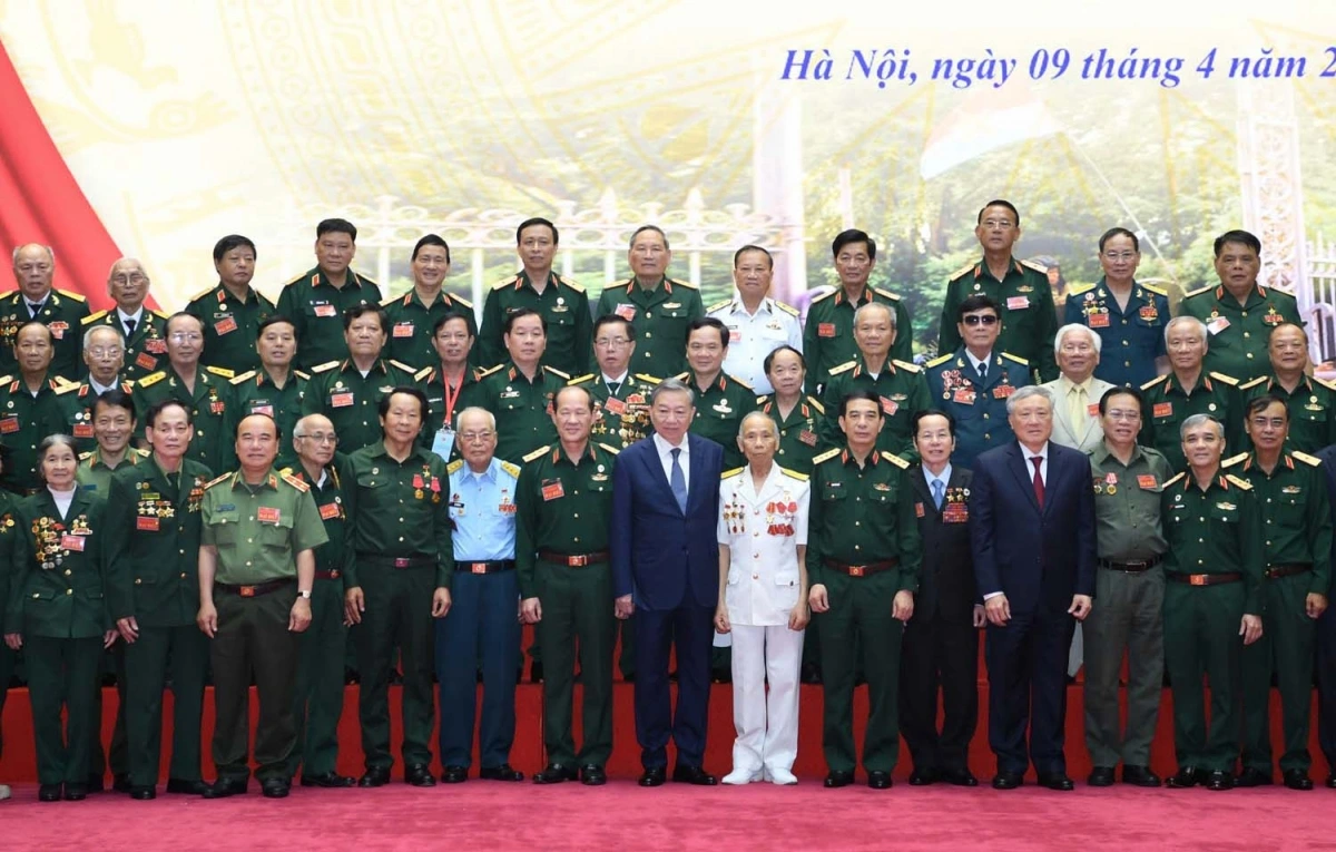 Tổng Bí thư chụp ảnh cùng các cựu chiến binh, cựu thanh niên xung phong.