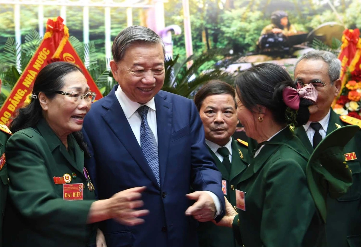 Tổng Bí thư bày tỏ vui mừng, ngày nay dù ở lĩnh vực nào, các cựu chiến binh, cựu thanh niên xung phong cũng luôn luôn thể hiện tinh thần “Quyết chiến quyết thắng” và “Thần tốc, táo bạo” của chiến dịch Hồ Chí Minh năm xưa, luôn tận tụy, gương mẫu trong công tác và cuộc sống.