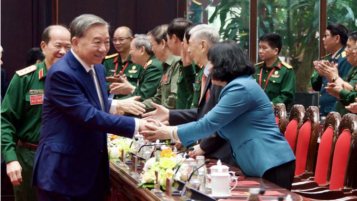 Tổng Bí thư Tô Lâm ân cần chào các đại biểu.