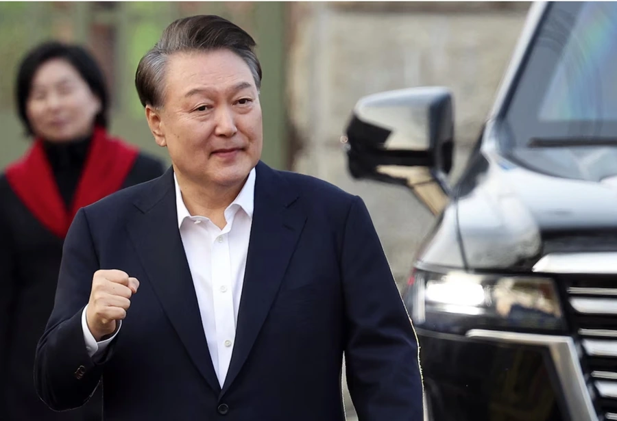 Cựu Tổng thống Hàn Quốc Yoon Suk Yeol bên ngoài trại giam Seoul sau khi được thả. (Ảnh Reuters)
