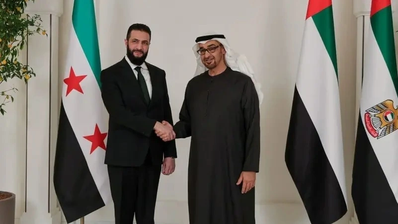 Tổng thống UAE Mohamed bin Zayed Al-Nahyan (phải) và Tổng thống Syria Ahmed Al-Sharaa tại Abu Dhabi. (Ảnh: Reuters)