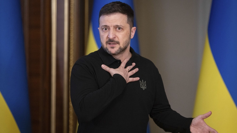 Tổng thống Vladimir Zelensky phát biểu với báo chí. Ảnh: RT