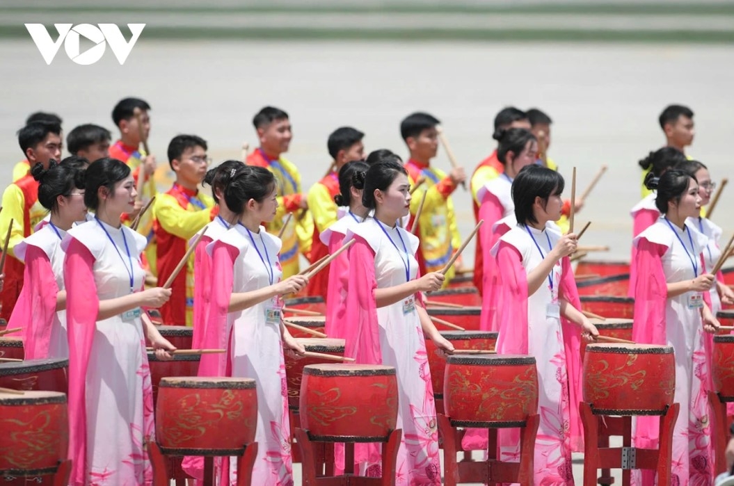 The top Chinese leader and his entourage are welcomed at the airport with drum and ethnic dance performances by Vietnamese artists.