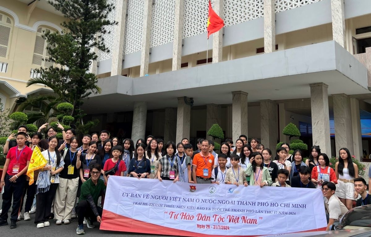 Thanh thiếu niên kiều bào tham quan Bảo tàng Phụ nữ Nam Bộ tại Trại hè năm 2024
