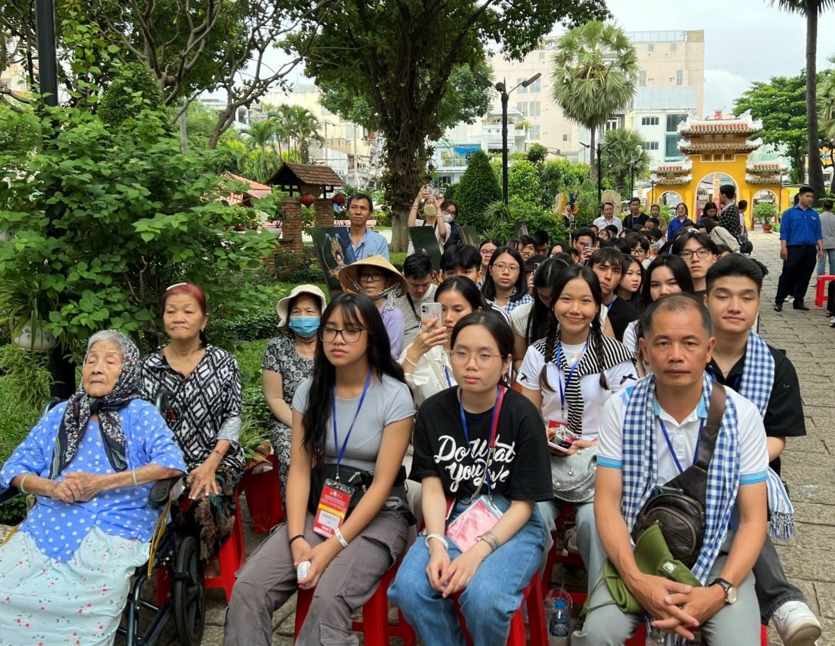 Thanh thiếu niên kiều bào giao lưu với tuổi trẻ TP.HCM về âm nhạc dân tộc và học đường 