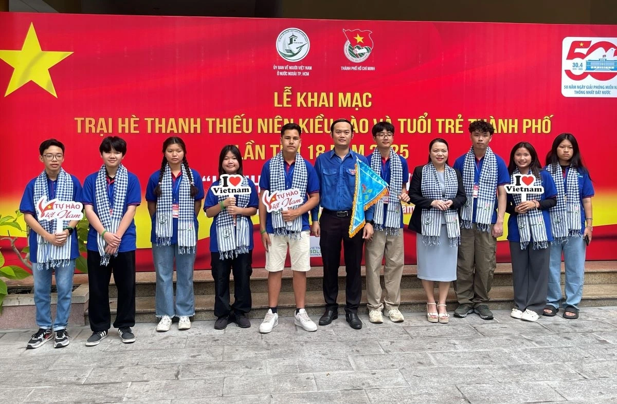 Ông Nguyễn Văn Hoàng, Phó trưởng Ban Tuyên giáo - Đối ngoại - Thành đoàn TP.HCM trao Cờ trại hè cho các đội