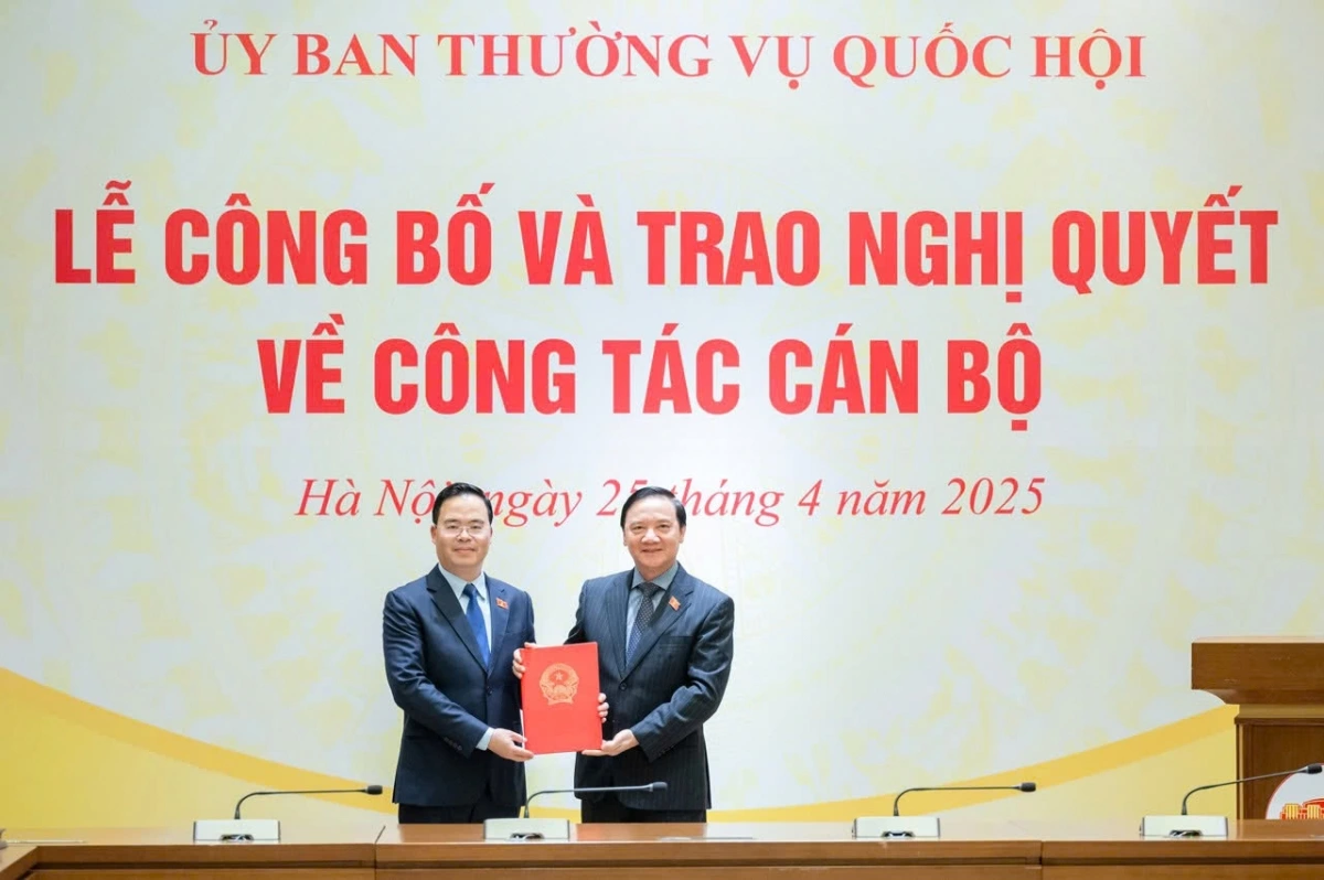 Phó Chủ tịch Quốc hội Nguyễn Khắc Định trao nghị quyết của Ủy ban Thường vụ Quốc hội cho ông Trần Văn Khải