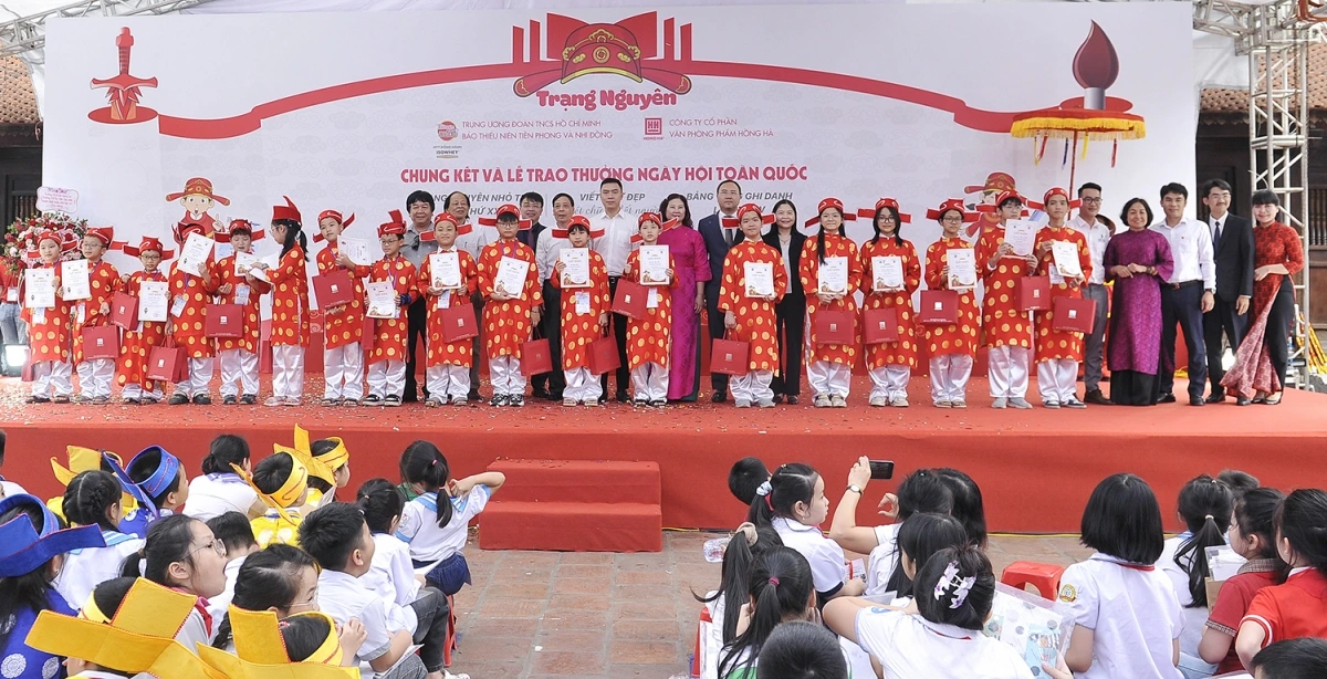 Ban Tổ chức trao giải cho các thí sinh