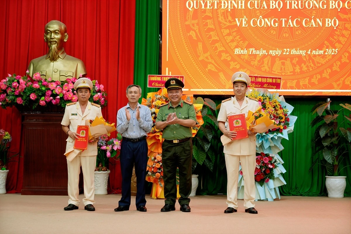 2 Phó Giám đốc Công an tỉnh Bình Thuận nhận quyết định. Ảnh: CABT