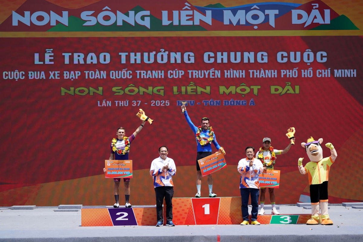 Trao giải áo xanh cho Nick Kergozou đội Vĩnh Long, kỷ lục gia mới của giải đấu. (Ảnh: HL).
