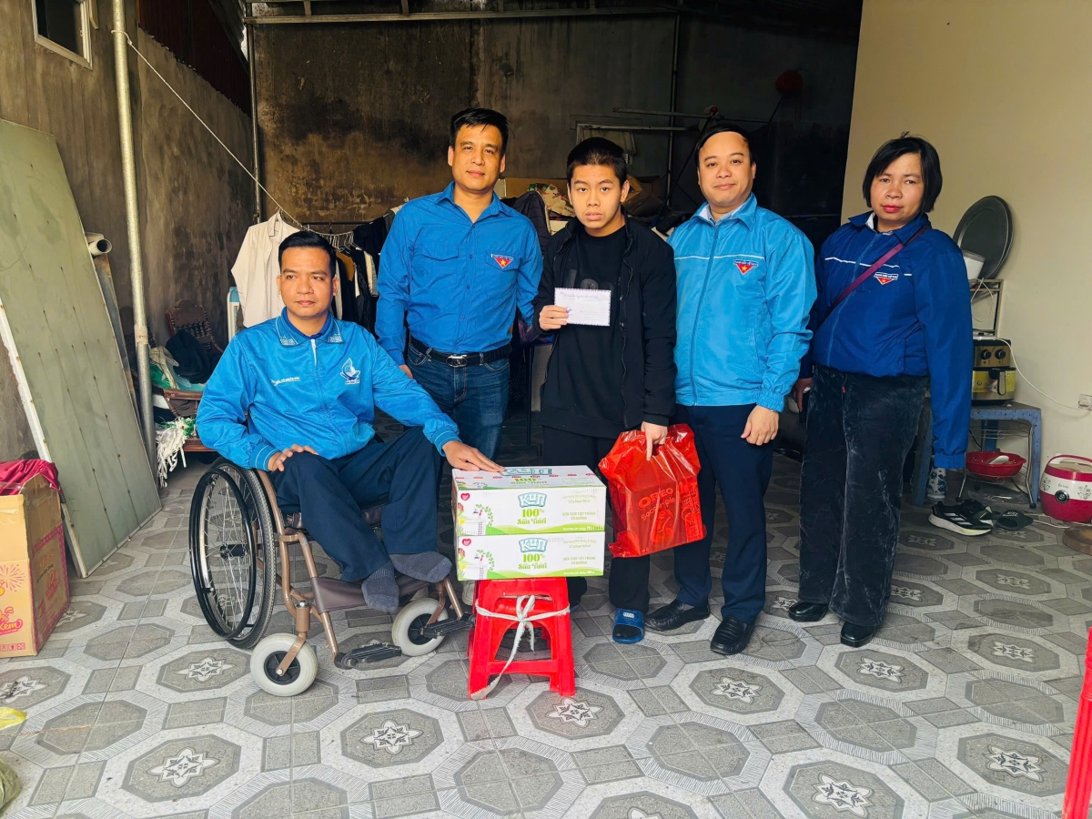 Anh Hồ Đình Tài (CLB thanh niên khuyết tật Hải Dương) và Hội thanh niên khuyết tật Việt Nam trao quà Tết cho người khuyết tật có hoàn cảnh khó khăn ở tỉnh Hải Dương (Ảnh: NVCC)