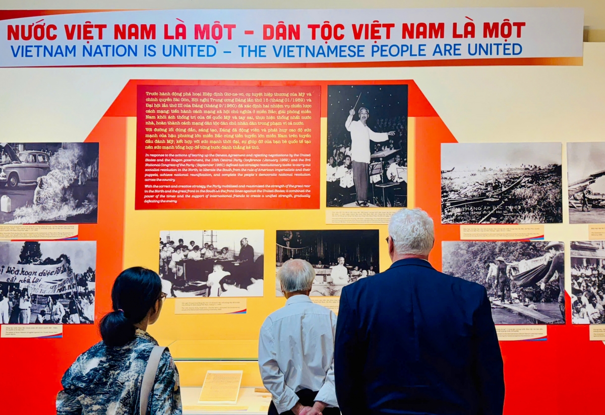 Trưng bày chuyên đề “Non sông liền một dải” giới thiệu gần 150 tài liệu, hiện vật.