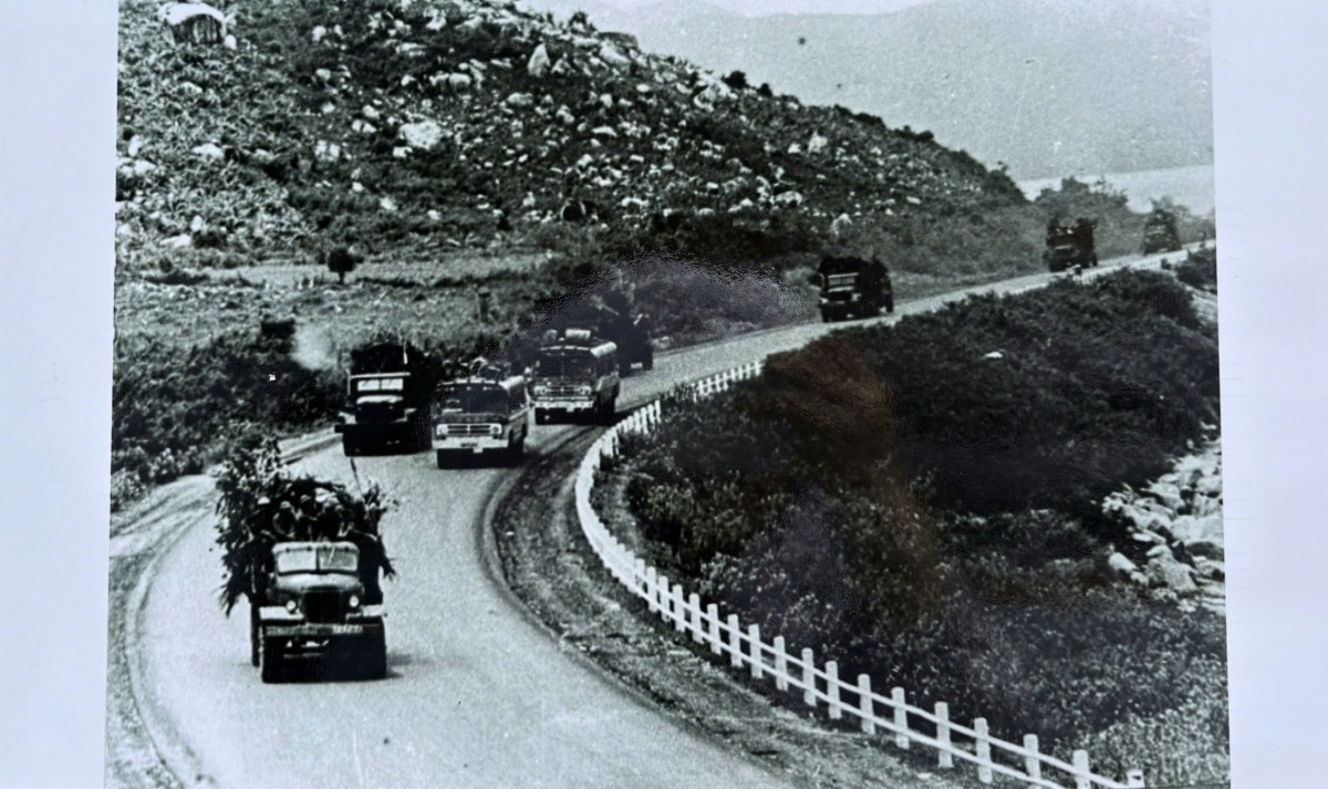 Bức ảnh "Quân giải phóng vượt eo biển miền Trung tiến về Sài Gòn" (ngày 9/4/1975)