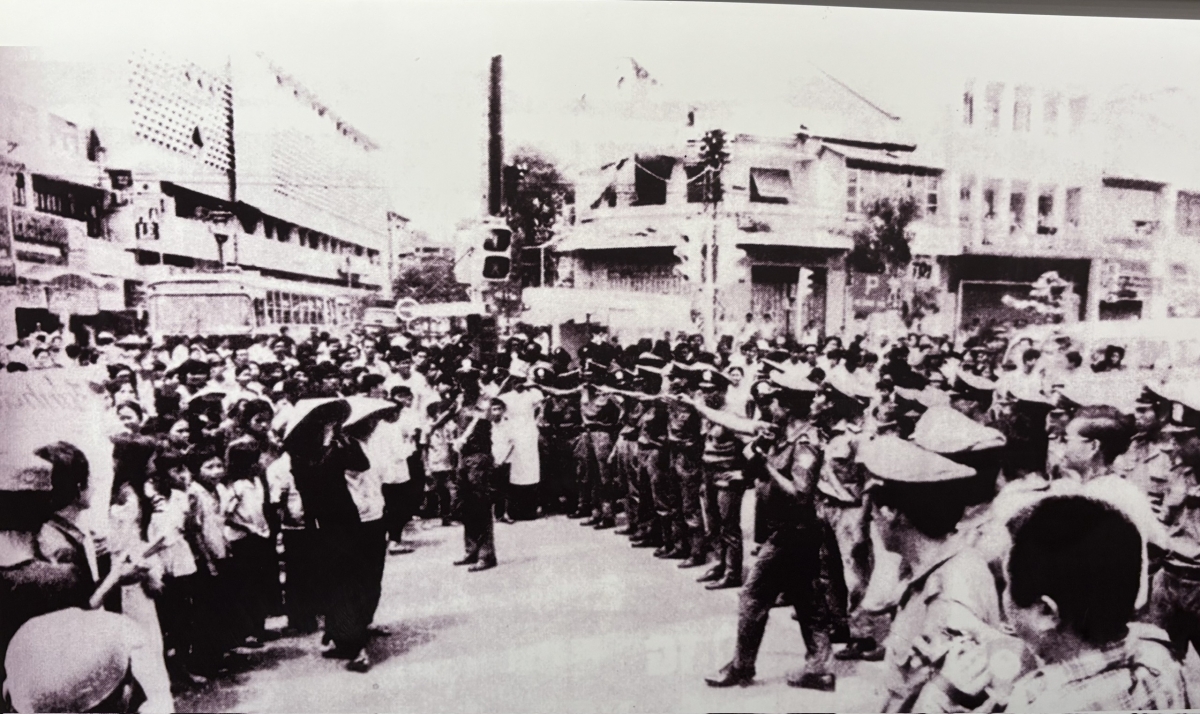 Người dân Sài Gòn đấu tranh đòi quyền tự do, dân chủ, yêu cầu chính quyền Việt Nam Cộng hoà thi hành nghiêm chỉnh Hiệp định Paris
