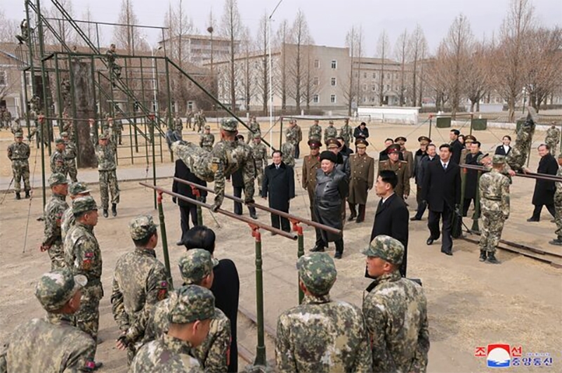 Nhà lãnh đạo Triều Tiên Kim Jong-un thăm Học viện Quân sự Kang Kon tại thủ đô Bình Nhưỡng, ngày 25/2/2025. Ảnh: KCNA/Reuters