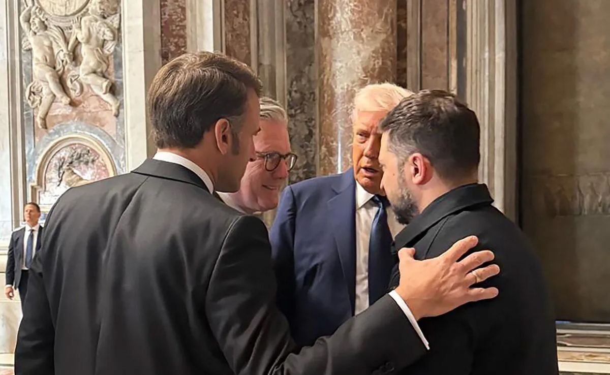 Tổng thống Ukraine Volodymyr Zelensky gặp Tổng thống Pháp Emmanuel Macron, Thủ tướng Anh Keir Starmer và Tổng thống Mỹ Donald Trump trong lễ tang Giáo hoàng Francis tại Vatican, ngày 26/4/2025. Ảnh: Getty