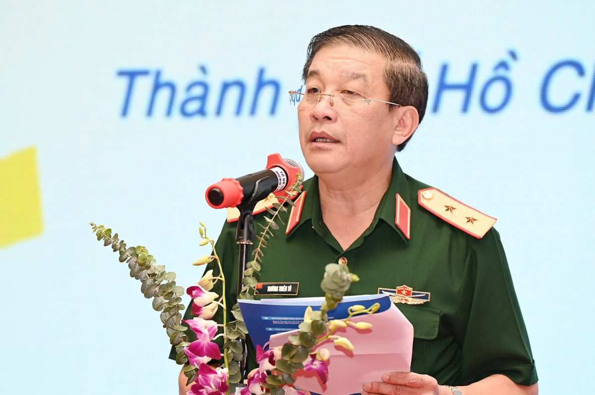 Trung tướng Trương Thiên Tô gửi lời tri ân tới các Mẹ Việt Nam Anh hùng, Anh hùng LLVT nhân dân, các tướng lĩnh (Ảnh H.K)