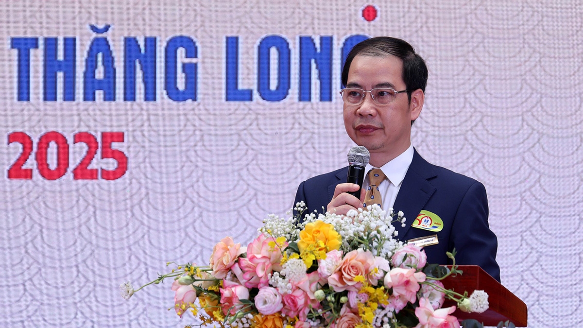 Hiệu trưởng nhà trường, nhà giáo Lê Trung Tín phát biểu