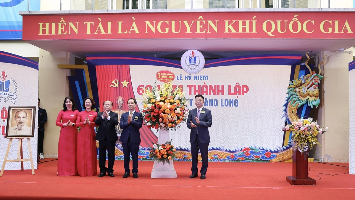 Phó Thủ tướng Lê Thành Long tặng hoa chúc mừng nhà trường