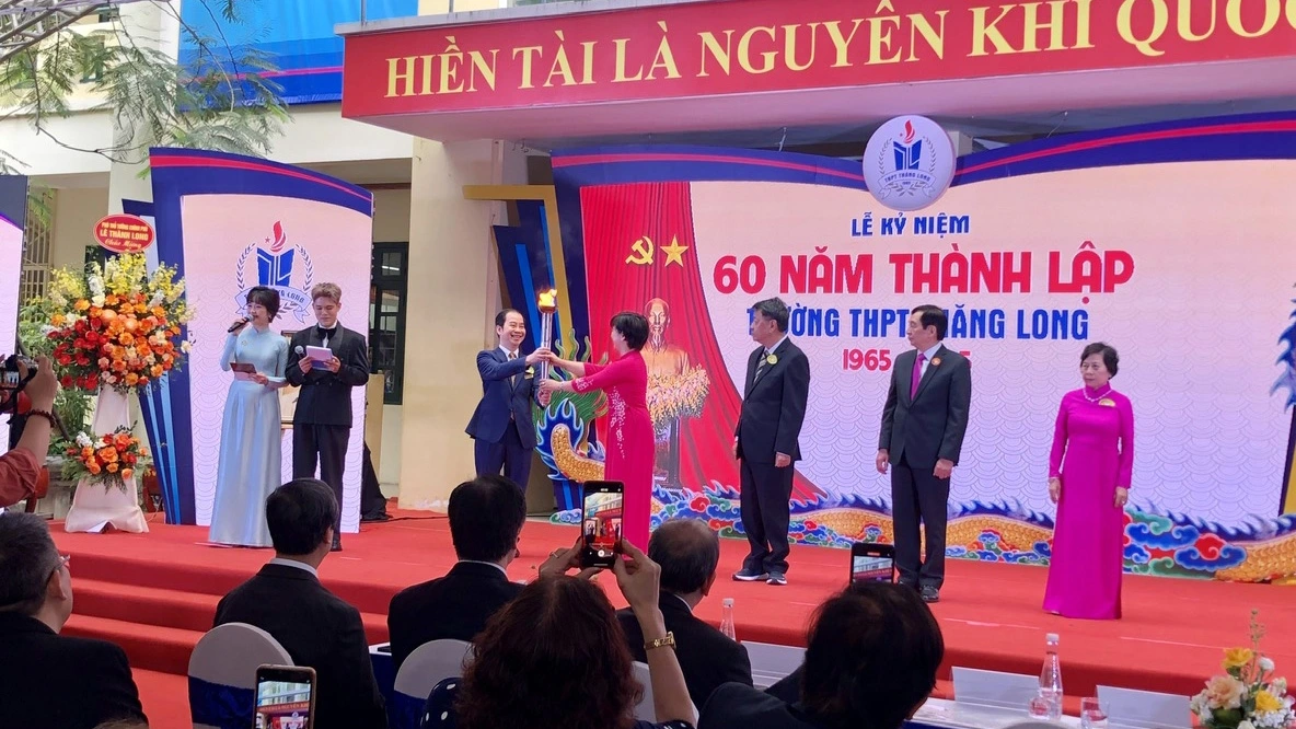 Ngọn lửa truyền thống được các thế hệ lãnh đạo nhà trường trao truyền