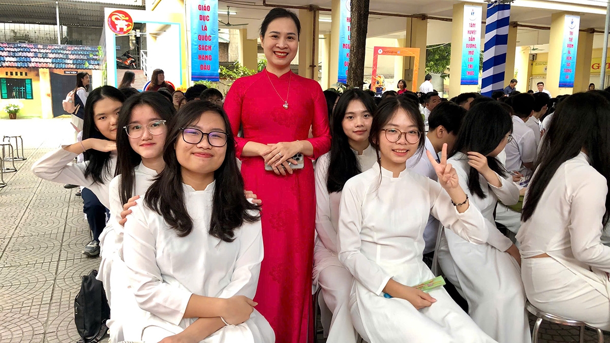 Niềm vui của cô và trò trong lễ kỷ niệm