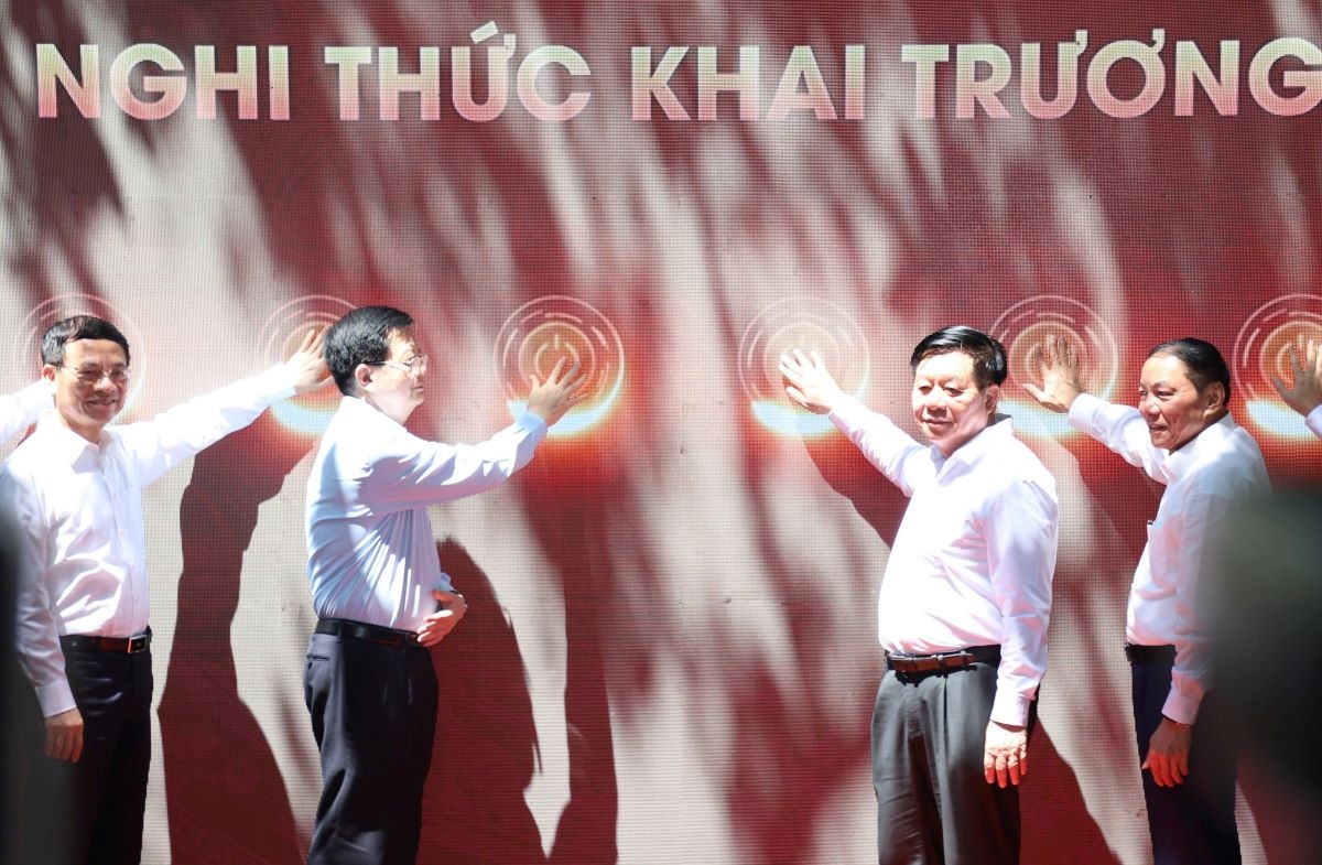 Trưởng Ban Tuyên giáo và Dân vận Trung ương Nguyễn Trọng Nghĩa cùng các đại biểu thực hiện nghi thức khai trương Trung tâm Báo chí