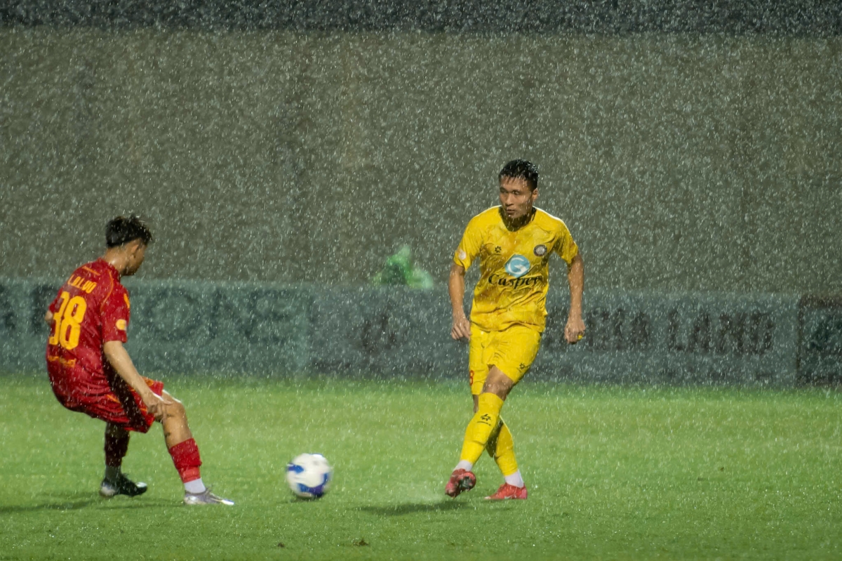 Đinh Viết Tú phải vắng mặt trong đội hình Thanh Hóa ở vòng 20 V-League. (Ảnh: VPF). 