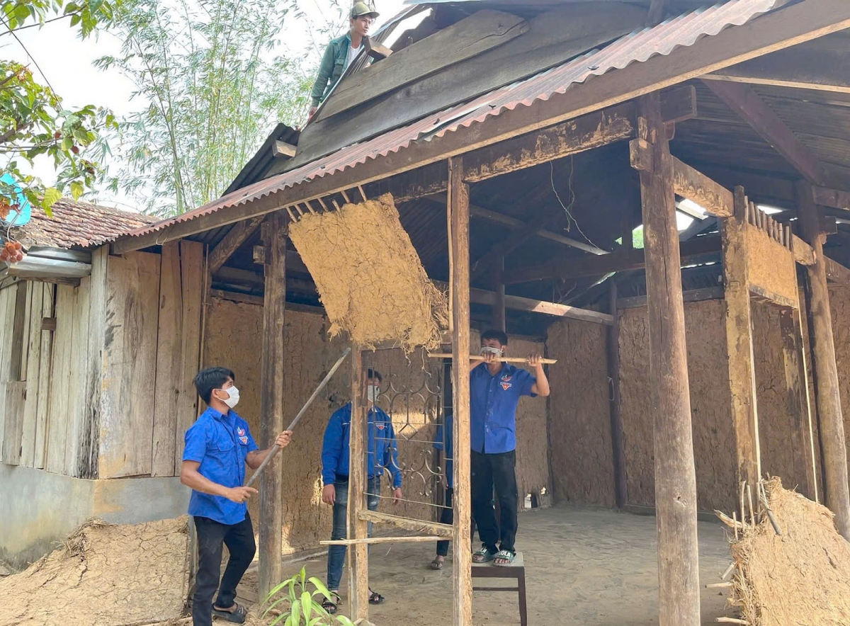 Tuổi trẻ Kon Tum giúp người dân sửa chữa nhà tạm, nhà dột nát.