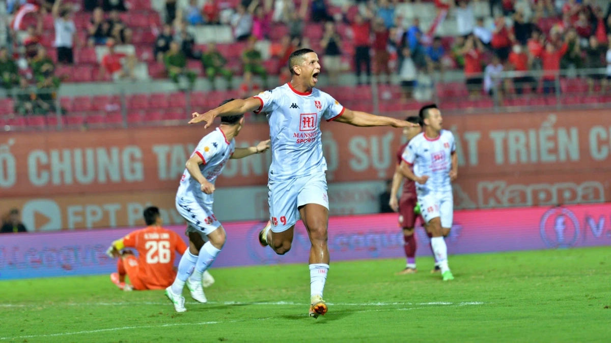 Lucao ghi bàn giúp CLB Hải Phòng vượt lên dẫn trước ở phút 44. (Ảnh: VPF)