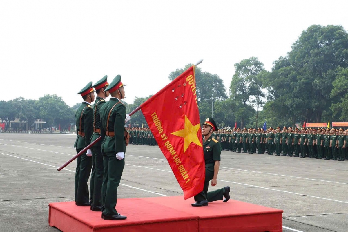 Đại diện học viên Trường Sĩ quan Lục quân 1 tuyên thệ trước Quân kỳ Quyết thắng.