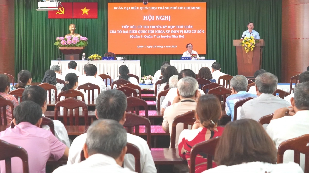 Ông Phan Văn Mãi trả lời ý kiến của các cử tri (Ảnh: Hà Khánh)