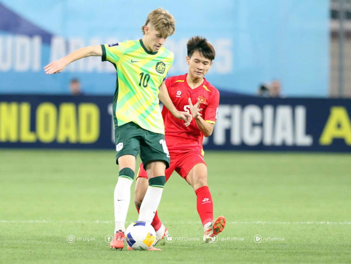 Macnicol ghi bàn mở tỉ số cho U17 Australia (Ảnh: VFF)