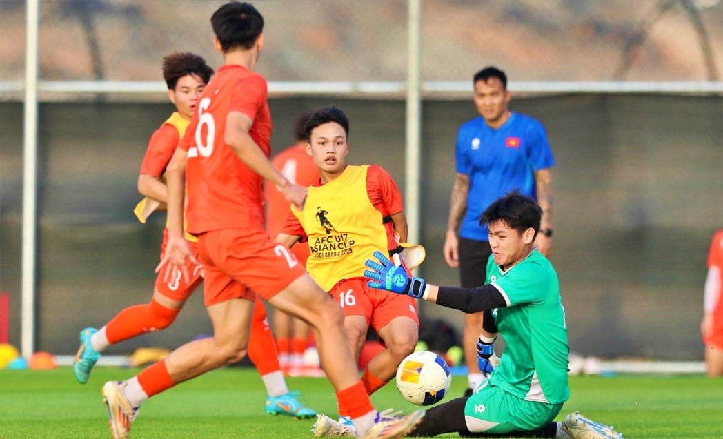 U17 Việt Nam tích cực tập luyện chuẩn bị cho trận đấu với U17 UAE (Ảnh: VFF).