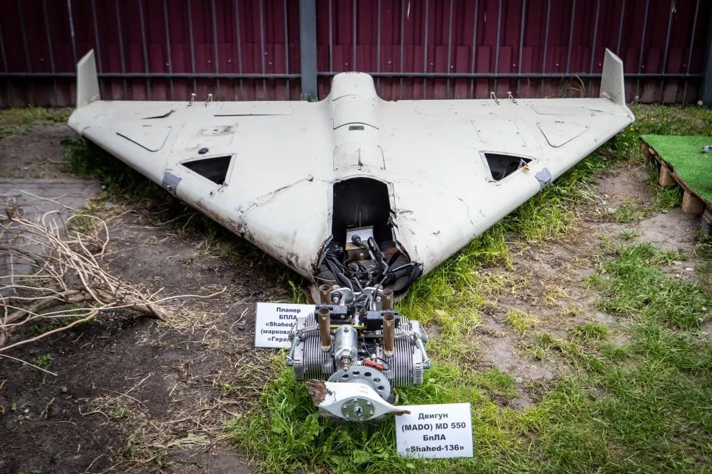 Mảnh vỡ UAV Shahed 136 được trưng bày tại một triển lãm ở Kyiv, Ukraine, ngày 12/5/2023. Ảnh: Getty
