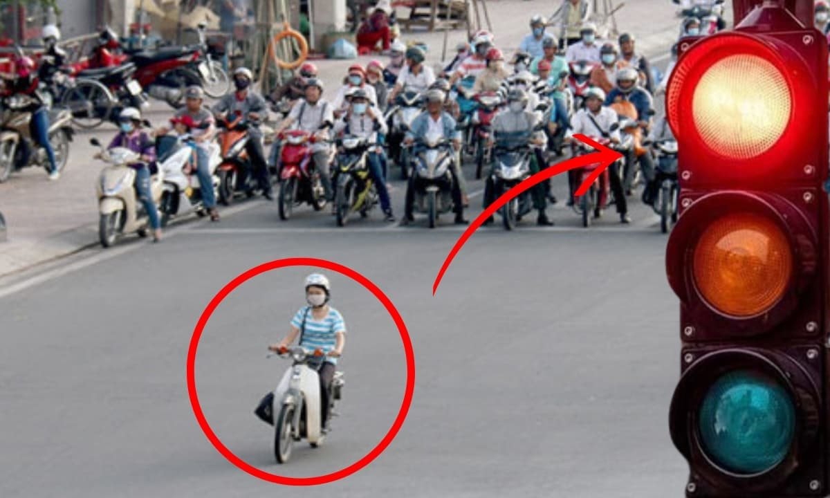 Đèn tín hiệu giao thông đang xanh nhảy sang đỏ