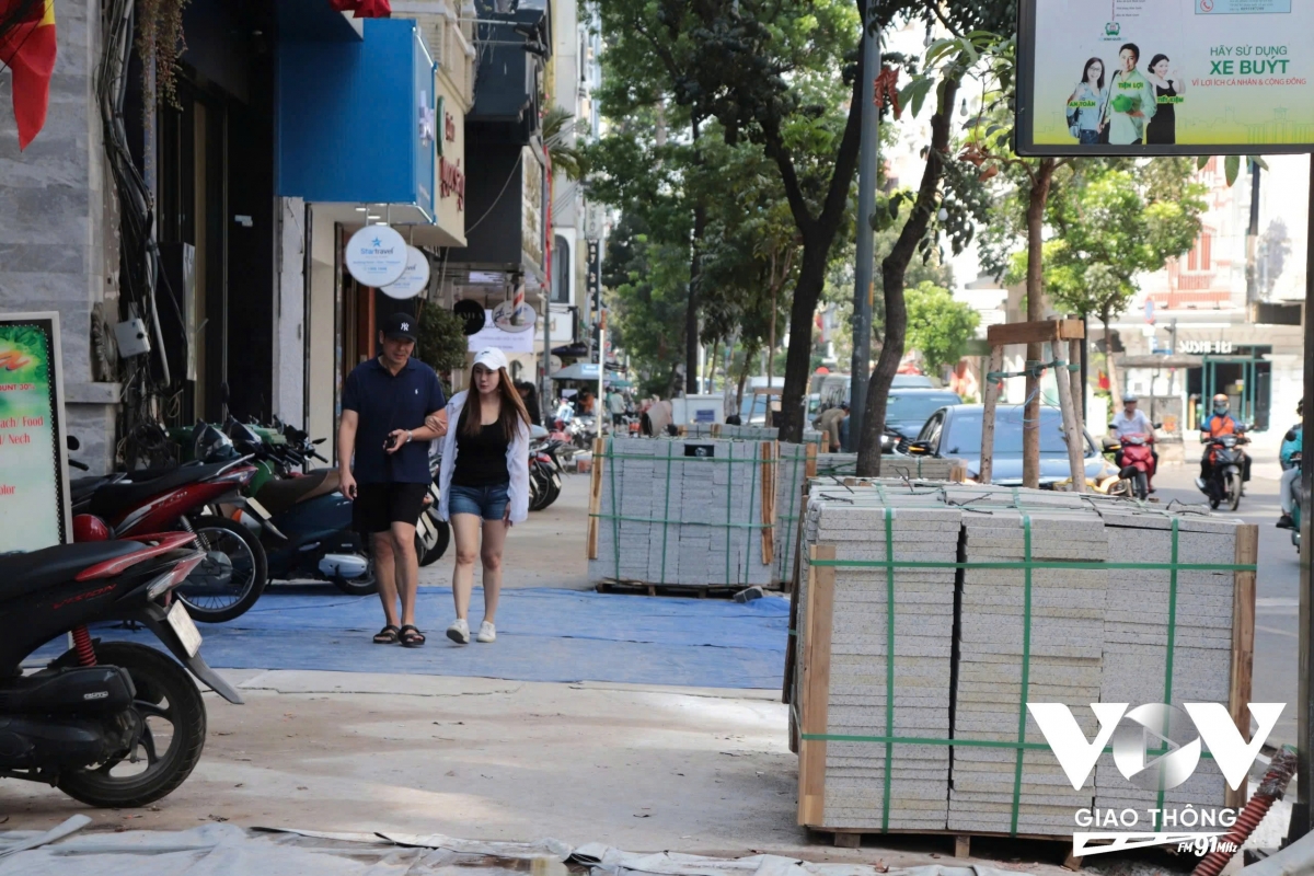 Tuyến vỉa hè đường Nam Kỳ Khởi Nghĩa (quận 1) đang thực hiện lát granite, làm mới bó vỉa, thay mới nắp hầm ga, thảm bê tông lối vào đoạn đầu hẻm