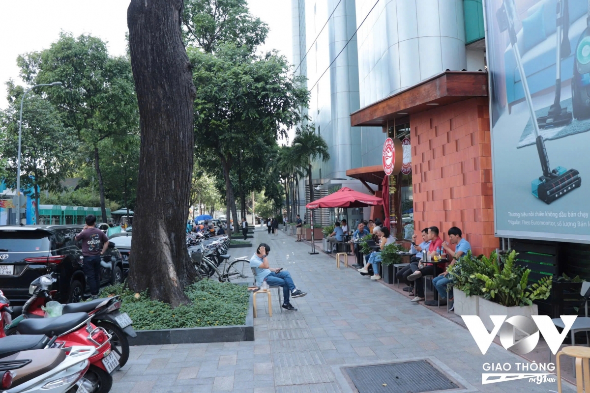 Vỉa hè đường Nguyễn Văn Chiêm quận 1 đã được “thay áo mới” sạch sẽ, khang trang hơn.