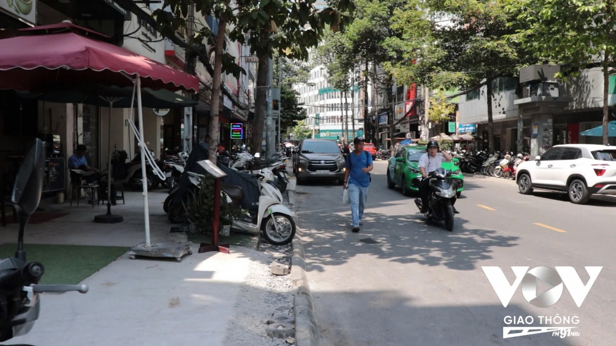 Tuyến vỉa hè đường Nguyễn Công Trứ được lát đá và chuẩn bị làm bó vỉa hè