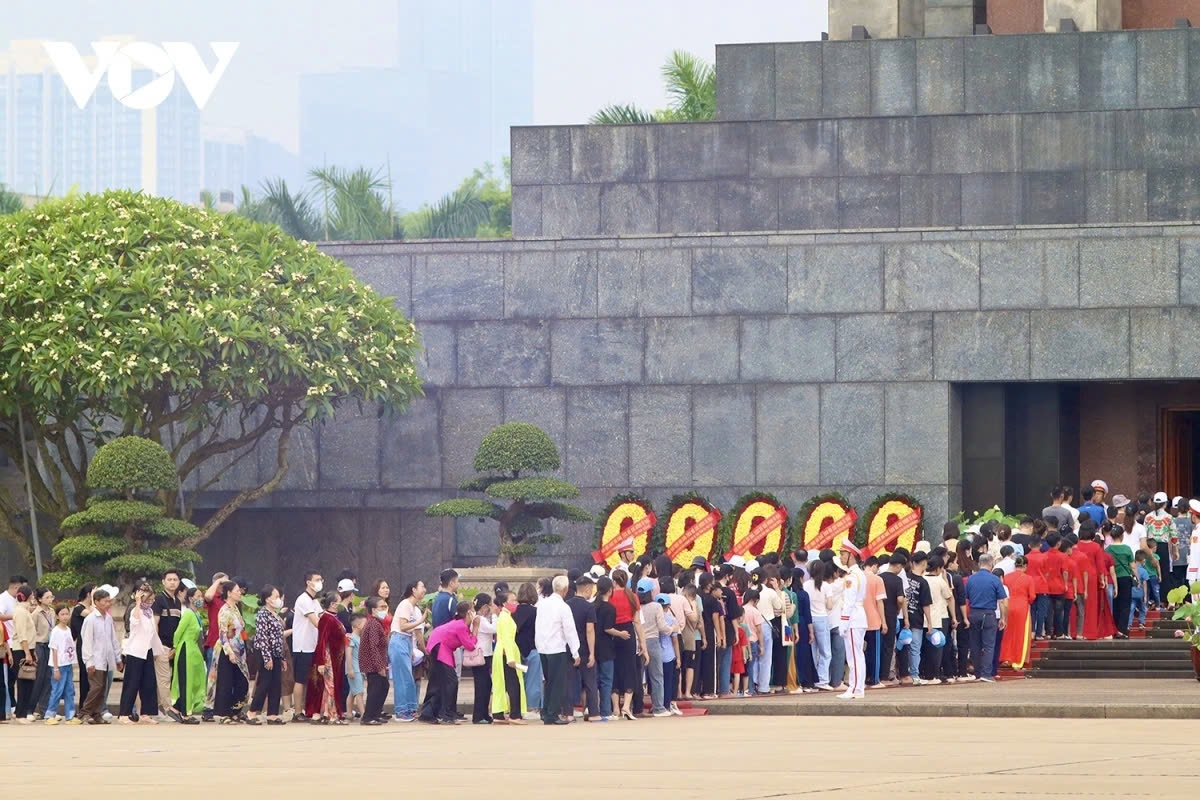 Dòng người vào Lăng viếng Bác
