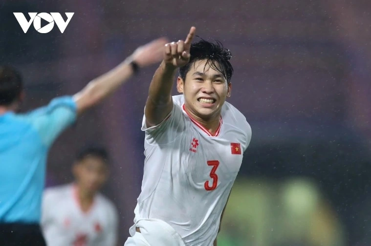 Vietnamese defender Le Huy Viet Anh 