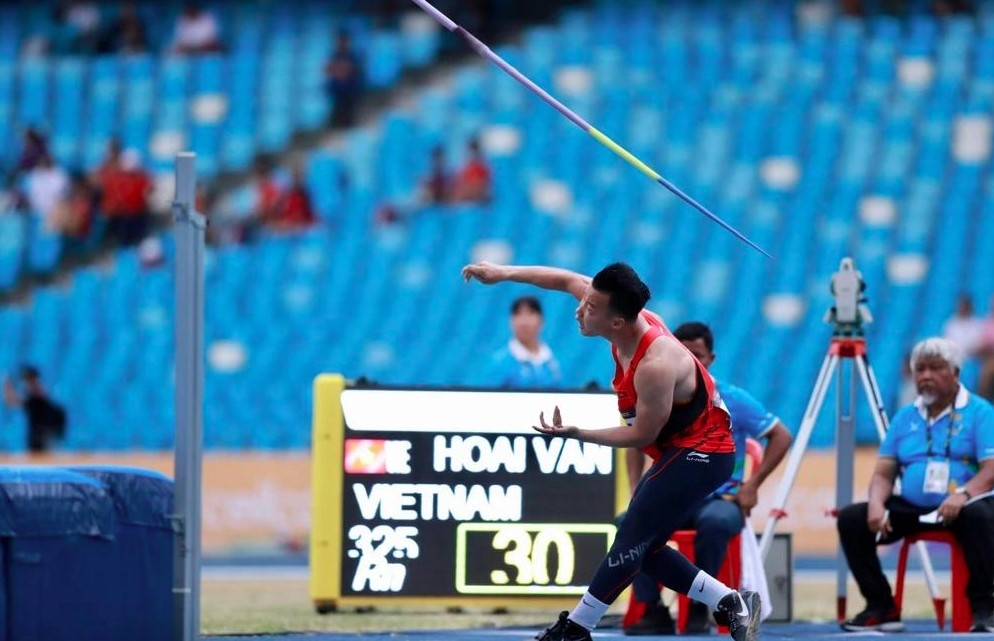 National javelin throwing champion Nguyen Hoai Van competes in the open track-and-field championships 2025 in Singapore. (Photo: sggp.org.vn)