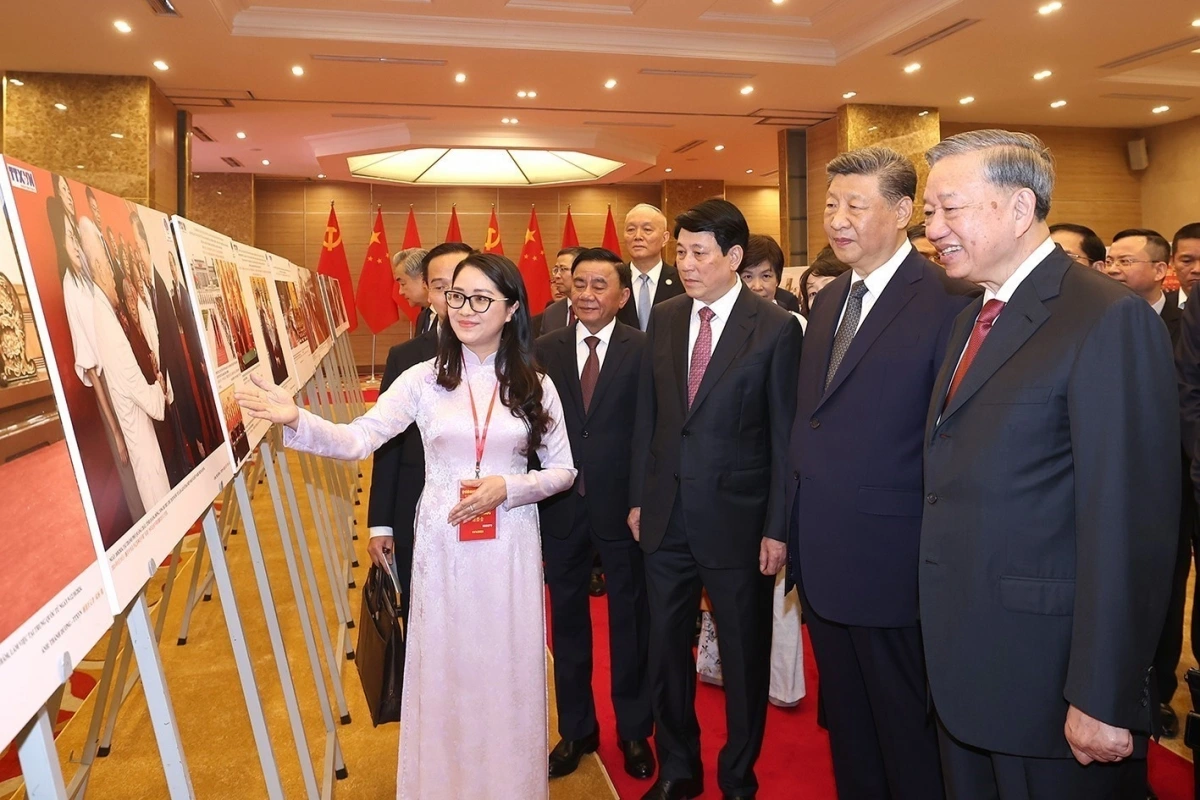 Sáng 15/4, tại Trung tâm Hội nghị quốc tế, Tổng Bí thư Tô Lâm, Chủ tịch nước Lương Cường cùng Tổng Bí thư, Chủ tịch nước Trung Quốc Tập Cận Bình tham quan trưng bày ảnh "75 năm thiết lập quan hệ ngoại giao Việt Nam - Trung Quốc", do Thông tấn xã Việt Nam, Liên hiệp các tổ chức hữu nghị Việt Nam và Tân Hoa xã phối hợp thực hiện. (Ảnh: TTXVN)