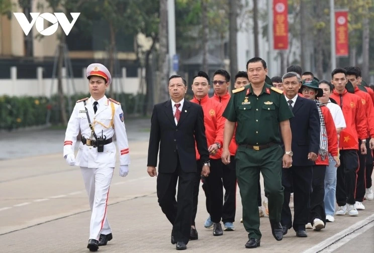 A delegation of sportsmen of the Vietnam People's Army visits the mausoleum.