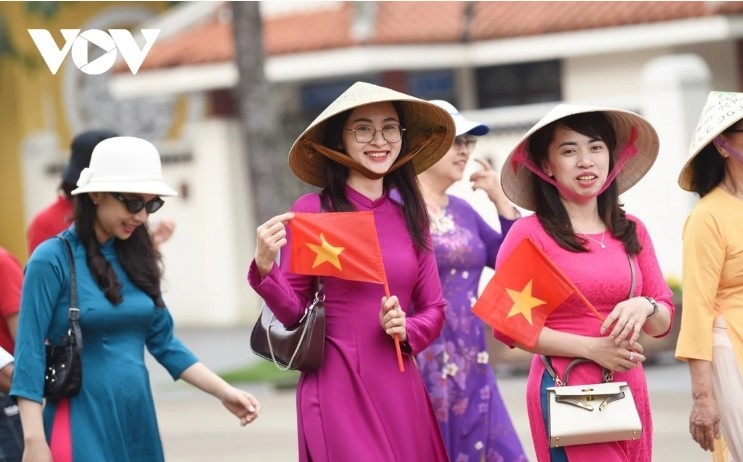 Many people don Ao Dai (traditional long dress) and hold national flags to show joy and national pride on the April 30 victory over American imperialism, culminating in the complete liberation of the South and the reunification of the country.